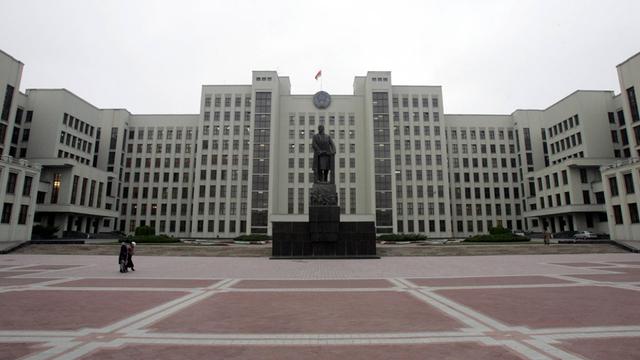 Lenin-Statue vor dem Parlamentsgebäude auf dem Platz der Unabhängigkeit in Minsk.