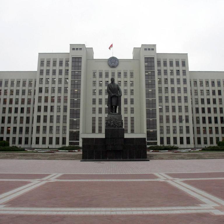 Lenin-Statue vor dem Parlamentsgebäude auf dem Platz der Unabhängigkeit in Minsk. 
