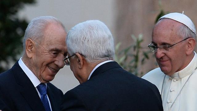 Israels Staatspräsident Schimon Peres (l.) und der palästinensische Präsident Mahmud Abbas (M.) im Vatikan nach ihrem Gebet mit Papst Franziskus für Frieden zwischen Israelis und Palästinensern.