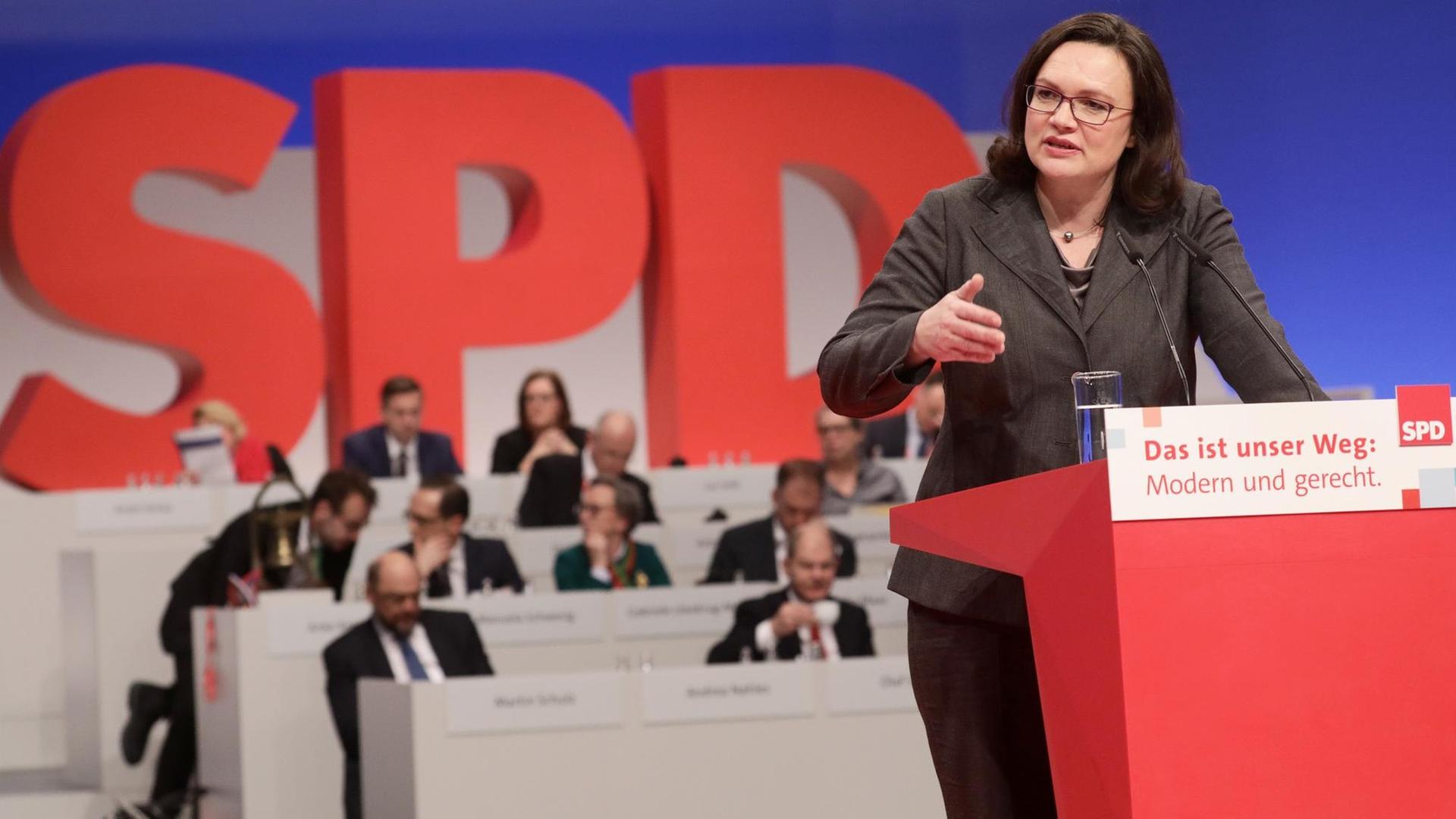 Die SPD-Fraktionsvorsitzende Andrea Nahles steht beim Bundesparteitag der SPD am 07.12.2017 in Berlin am Rednerpult. Die SPD-Fraktionsvorsitzende Andrea Nahles steht beim Bundesparteitag der SPD am 07.12.2017 in Berlin am Rednerpult.