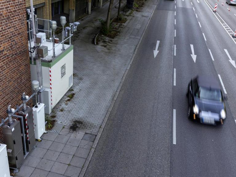  Eine der schmutzigsten Straßen Deutschlands: Das Neckartor in Stuttgart. Die Messstation meldet hier regelmäßig erhöhte Feinstaubwerte.
