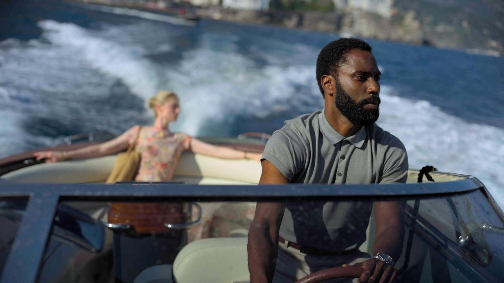 Der Hauptdarsteller des Films "Tenet", John David Washington, fährt in einem Schnellboot. Der Hauptdarsteller des Films "Tenet", John David Washington, fährt in einem Schnellboot.