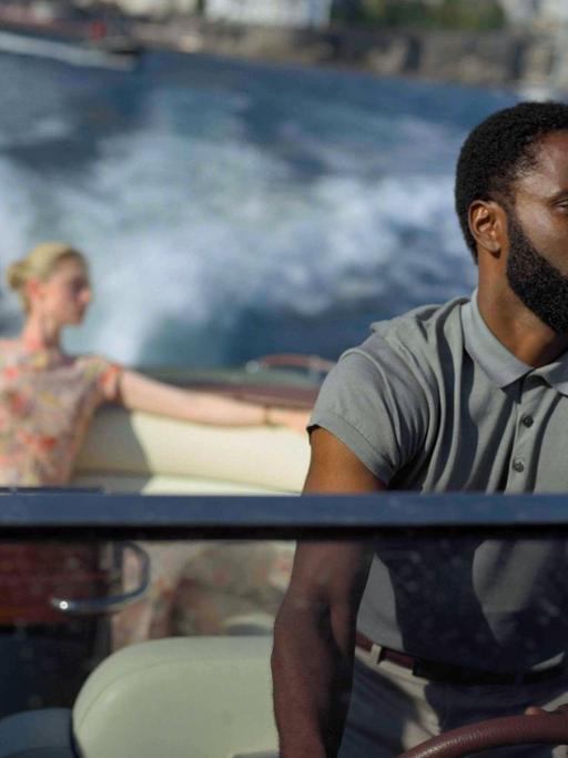 Der Hauptdarsteller des Films "Tenet", John David Washington, fährt in einem Schnellboot.