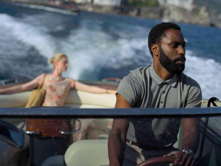 Der Hauptdarsteller des Films "Tenet", John David Washington, fährt in einem Schnellboot.