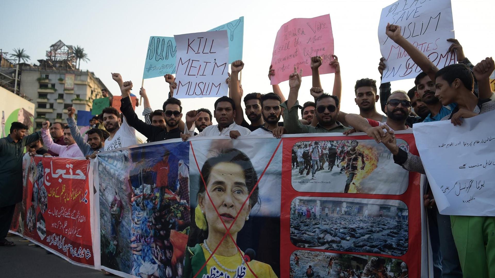 Demonstrationen in Pakistan gegen die Regierung in Myanmar. Demonstrationen in Pakistan gegen die Regierung in Myanmar.