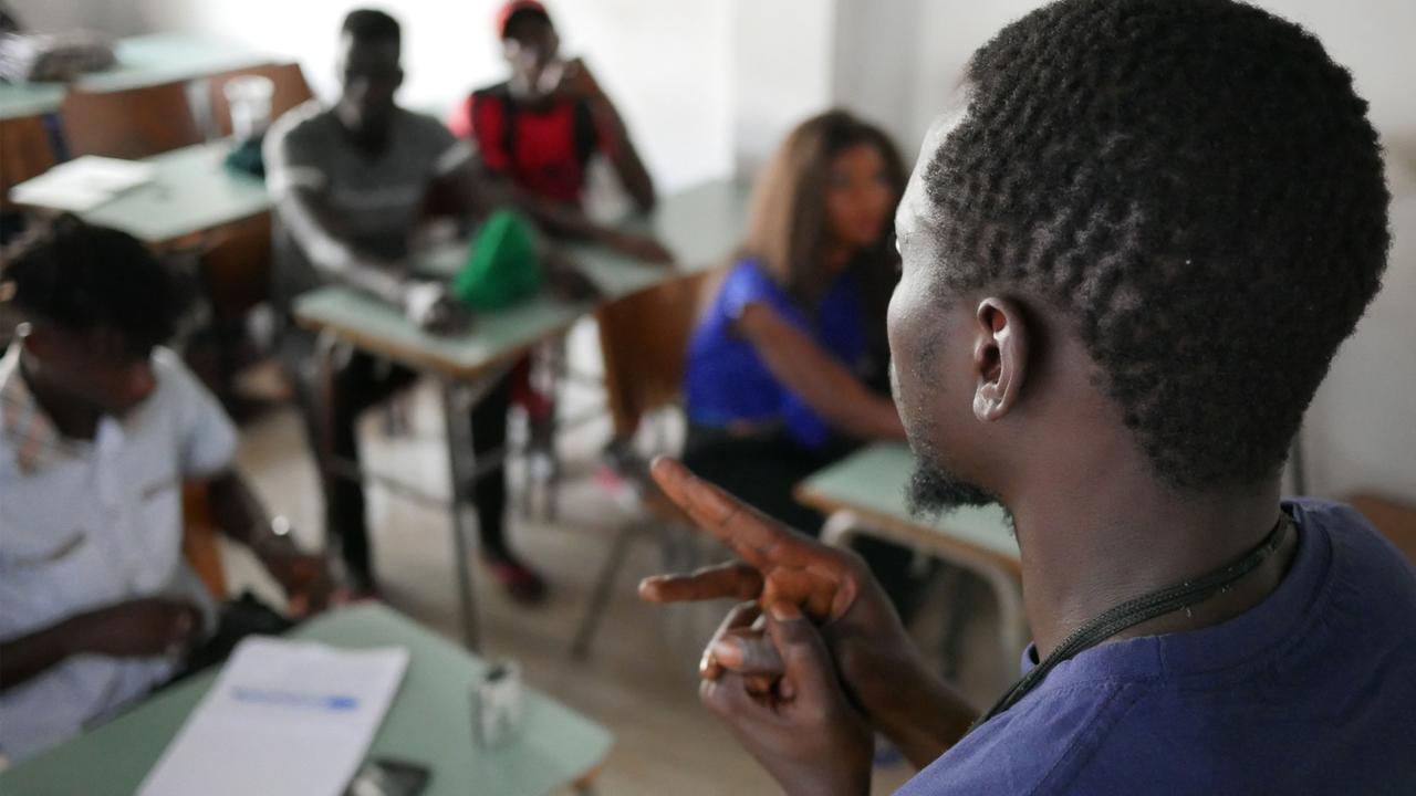 Moustapha Sallah bei einem Vortrag vor jungen Geschäftsgründern in Gambia. Er will junge Leute von der Flucht abhalten und sie ermutigen, ihre Zukunft im eigenen Land aufzubauen. Moustapha Sallah bei einem Vortrag vor jungen Geschäftsgründern in Gambia. Er will junge Leute von der Flucht abhalten und sie ermutigen, ihre Zukunft im eigenen Land aufzubauen.