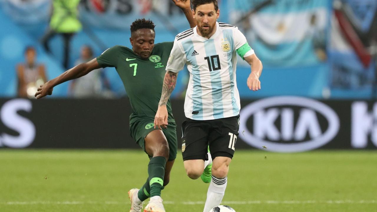 Der Argentinier Lionel Messi und Ahmed Musa aus Nigeria kämpfen um den Ball. Der Argentinier Lionel Messi und Ahmed Musa aus Nigeria kämpfen um den Ball.