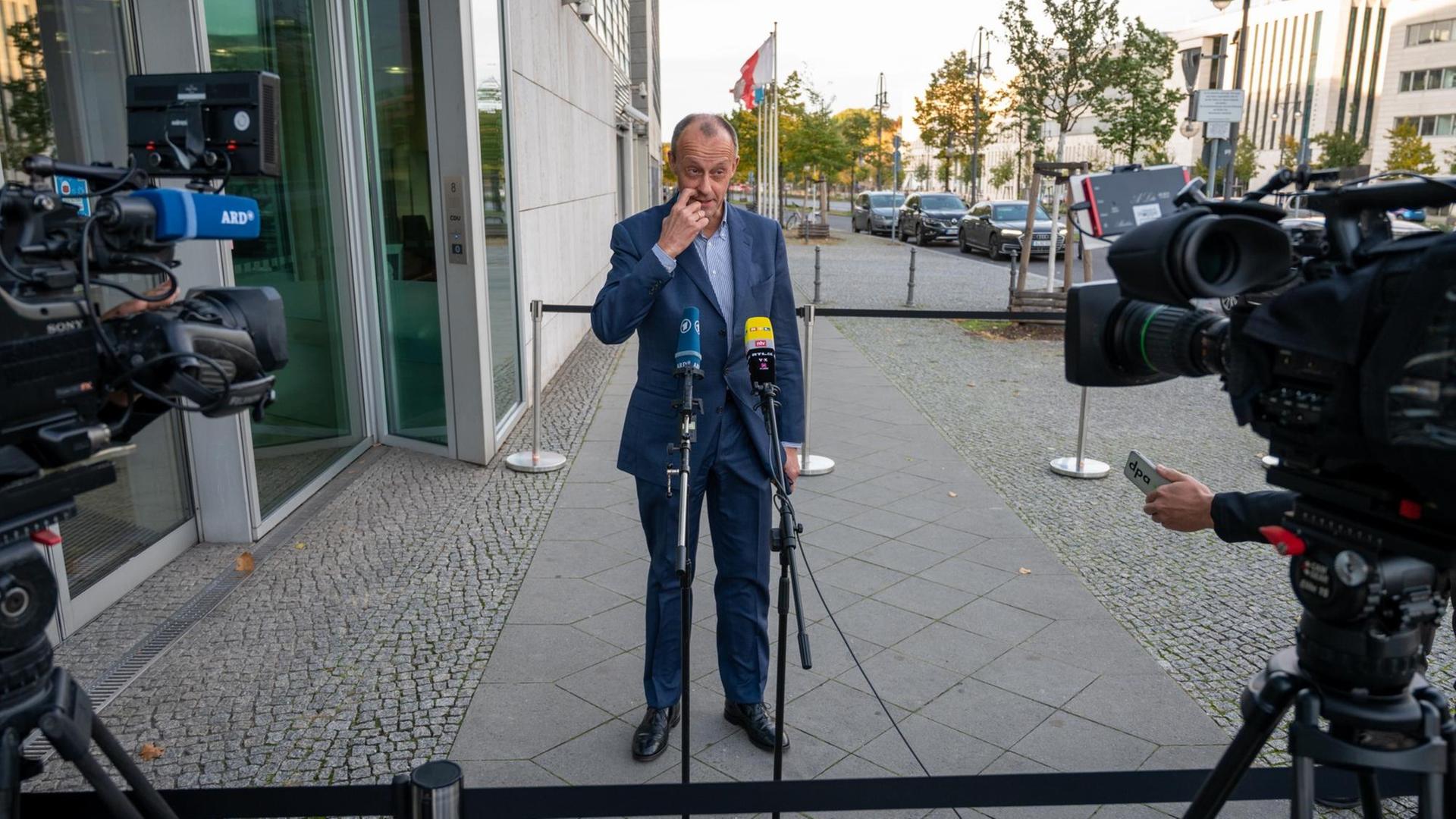 Friedrich Merz spricht im Freien mit Journalisten. Friedrich Merz spricht im Freien mit Journalisten.