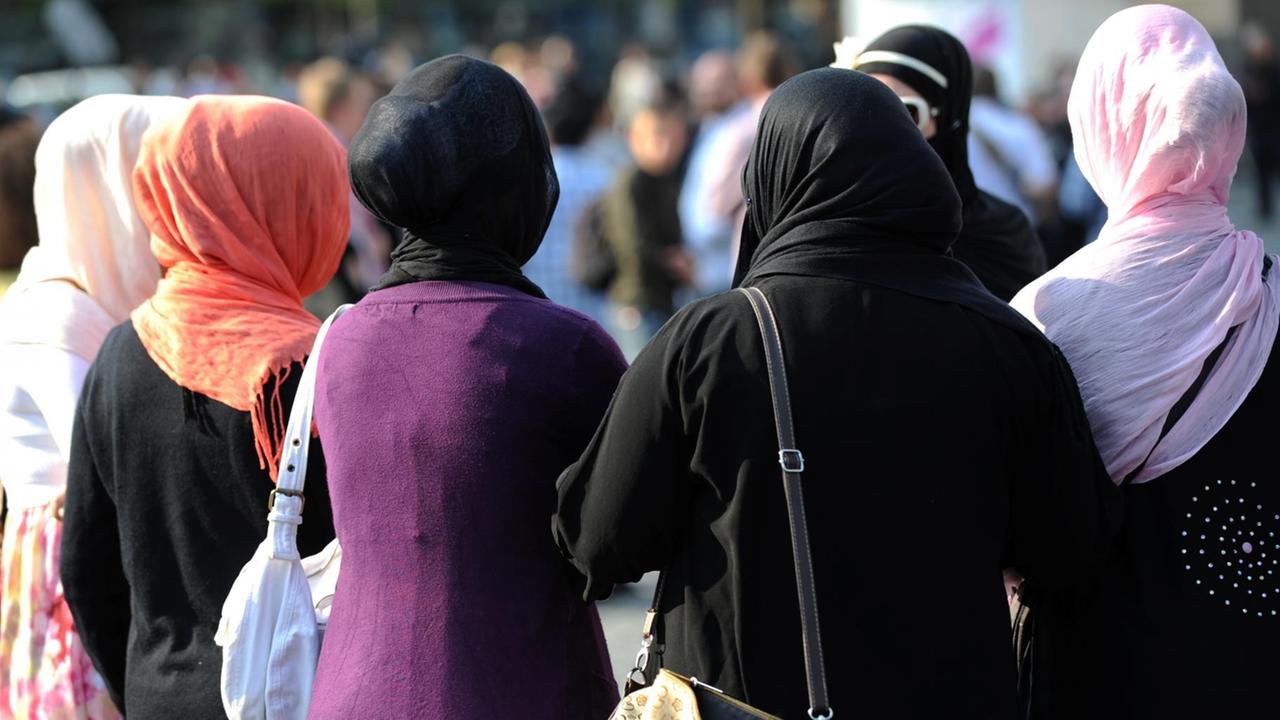 Zu sehen sind mehrere Frauen mit Kopftüchern Zu sehen sind mehrere Frauen mit Kopftüchern