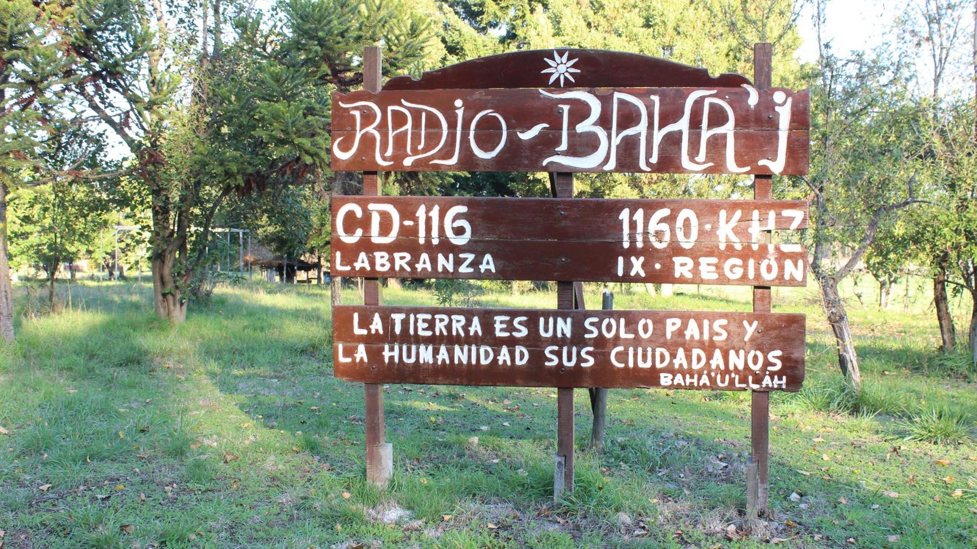 Ein Hinweisschild für Radio Bahai Ein Hinweisschild für Radio Bahai