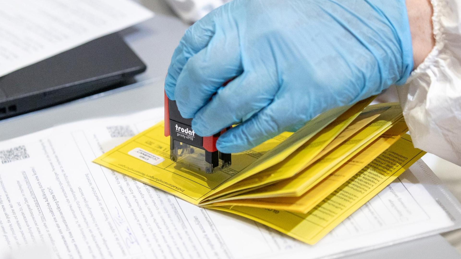 Impfpass aufgenommen am Donnerstag 11. März 2021 im österreichischen Schwaz Impfpass aufgenommen am Donnerstag 11. März 2021 im österreichischen Schwaz