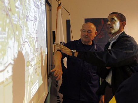 Präsident Obama informiert sich bei seinem Besuch über die Lage im Golf von Mexiko Präsident Obama informiert sich bei seinem Besuch über die Lage im Golf von Mexiko