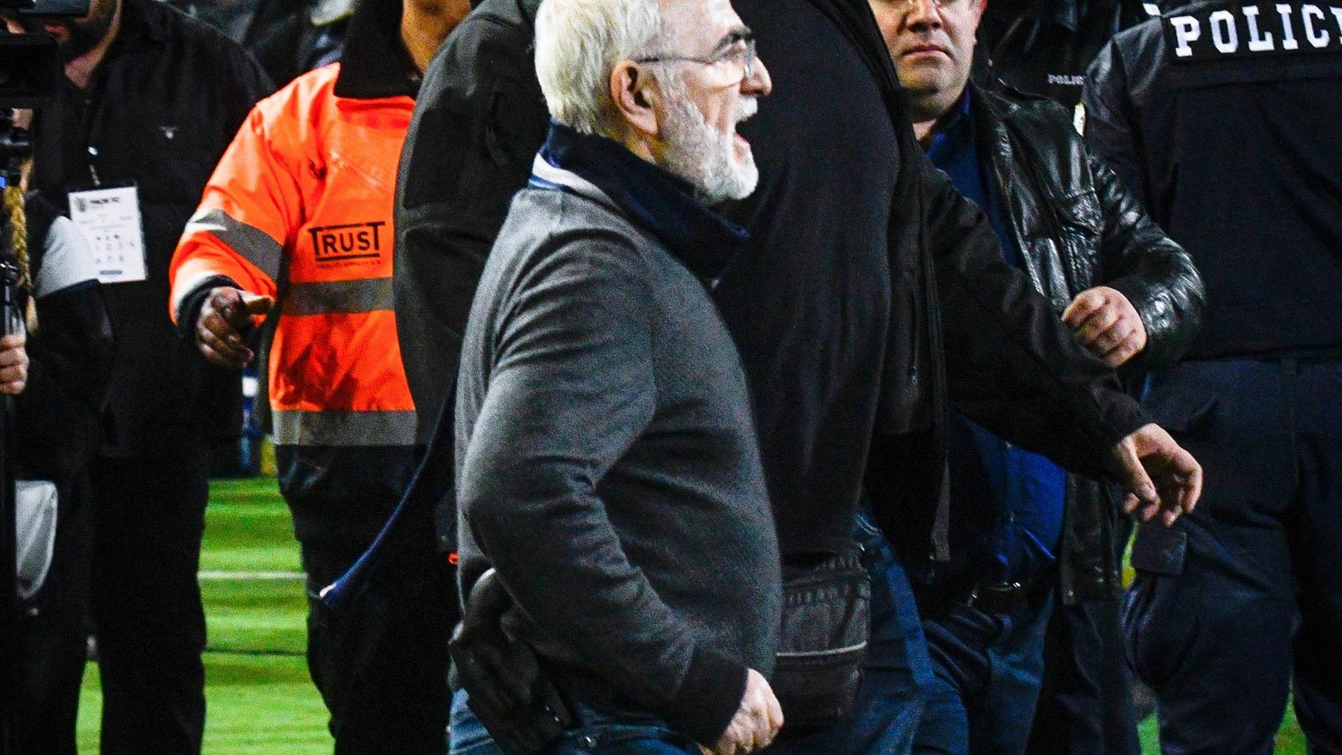 7Das Top-Spiel in Griechenland zwischen PAOK Saloniki und AEK Athen ist beim Stand von 0:0 in der 89. Minute abgebrochen worden. Der Schiedsrichter hatte kurz zuvor ein Tor von PAOK wegen einer Abseitsstellung nicht gegeben, worauf PAOK-Besitzer und Präsident Iwan Savvidis mitsamt seiner Pistole am Gürtel auf das Spielfeld stürmte und Schiedsrichter und Gegner bedrohte. 7Das Top-Spiel in Griechenland zwischen PAOK Saloniki und AEK Athen ist beim Stand von 0:0 in der 89. Minute abgebrochen worden. Der Schiedsrichter hatte kurz zuvor ein Tor von PAOK wegen einer Abseitsstellung nicht gegeben, worauf PAOK-Besitzer und Präsident Iwan Savvidis mitsamt seiner Pistole am Gürtel auf das Spielfeld stürmte und Schiedsrichter und Gegner bedrohte.