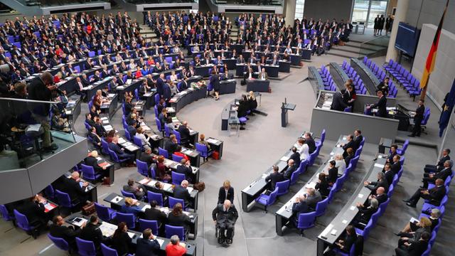 Der neugewählte Bundestagspräsident Wolfgang Schäuble (CDU, M. u) wird während der konstituierenden Sitzung des 19. Deutschen Bundestages am 24.10.2017 im Plenarsaal im Reichstagsgebäude in Berlin auf dem Weg zu seinem neuen Platz im Präsidium in seinem Rollstuhl eine Rampe hinaufgeschoben.