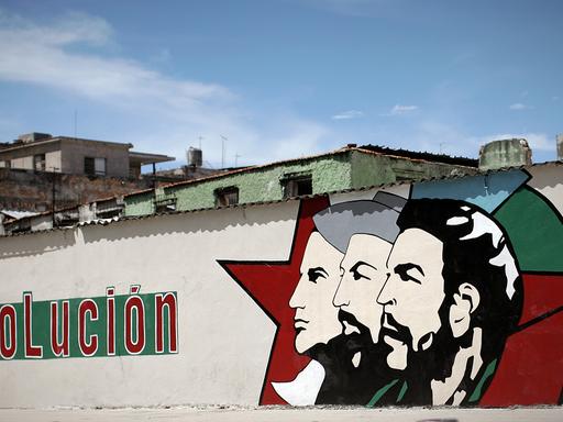 Straßenbild in Havanna: Konterfeis unter anderem von Fidel castro und Ernesto "Che" Guevara.
