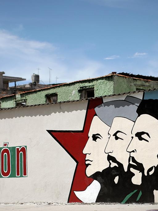 Straßenbild in Havanna: Konterfeis von Che Guevara, Antonio Mella und Camilo Cienfuegos