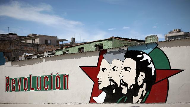Straßenbild in Havanna: Konterfeis von Che Guevara, Antonio Mella und Camilo Cienfuegos