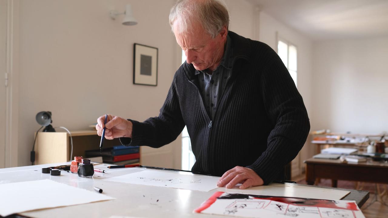 Der Künstler Valère Novarina in seinem Atelier beim Arbeiten – Paris im Oktober 2017. Der Künstler Valère Novarina in seinem Atelier beim Arbeiten – Paris im Oktober 2017.