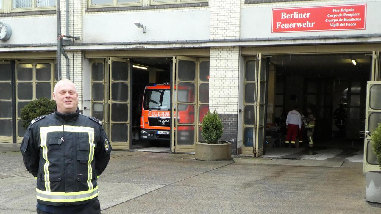 Andreas Reif vor der Feuerwache Moabit Andreas Reif vor der Feuerwache Moabit