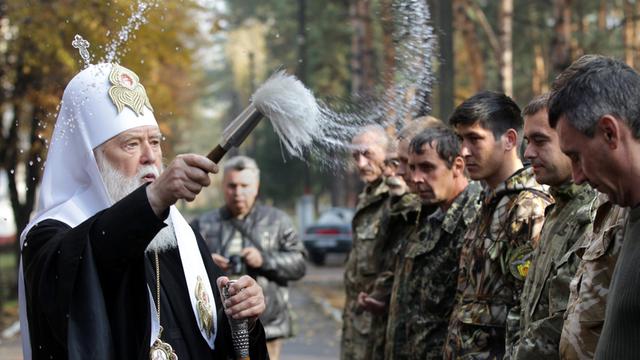 Filaret Denysenko, Patriarch der Ukrainisch-Orthodoxen Kirche, segnet Mitglieder des ukrainischen Bataillons Zolotye Vorota in einem Trainingslager der Nationalgarde nahe Kiew