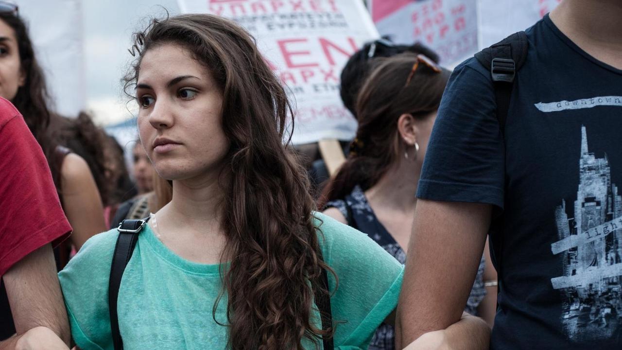 Junge Anhänger der Linken bei Demonstrationen in Athen. Junge Anhänger der Linken bei Demonstrationen in Athen.