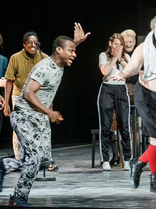 Die Schauspieler Bettina Stucky, Ibrahima Sanogo, Michael Leuschner, Patrick Joseph, Gotta Depri, Josefine Israel, Rosemary Hardy und Josef Ostendorf in dem Theaterstück "Schiff der Träume" unter der Regie von Karin Beier