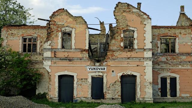 Voller Einschusslöcher - so sehen noch 20 Jahre nach Kriegsende viele Gebäude im kroatischen Vokuvar aus
