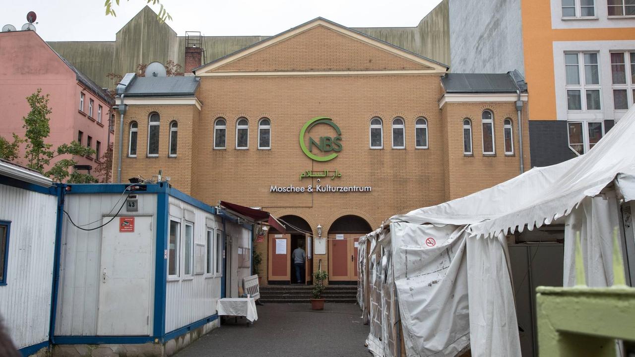 Eingang der Neuköllner Begegnungsstätte (NBS) in Berlin. Eingang der Neuköllner Begegnungsstätte (NBS) in Berlin.