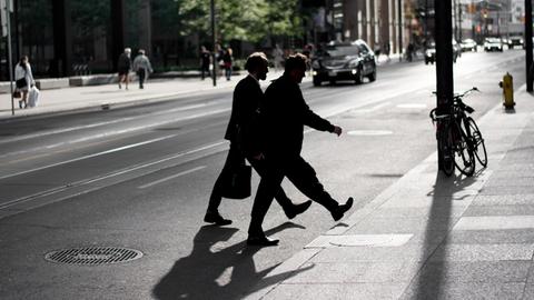 Zwei Männer überqueren eine Straße