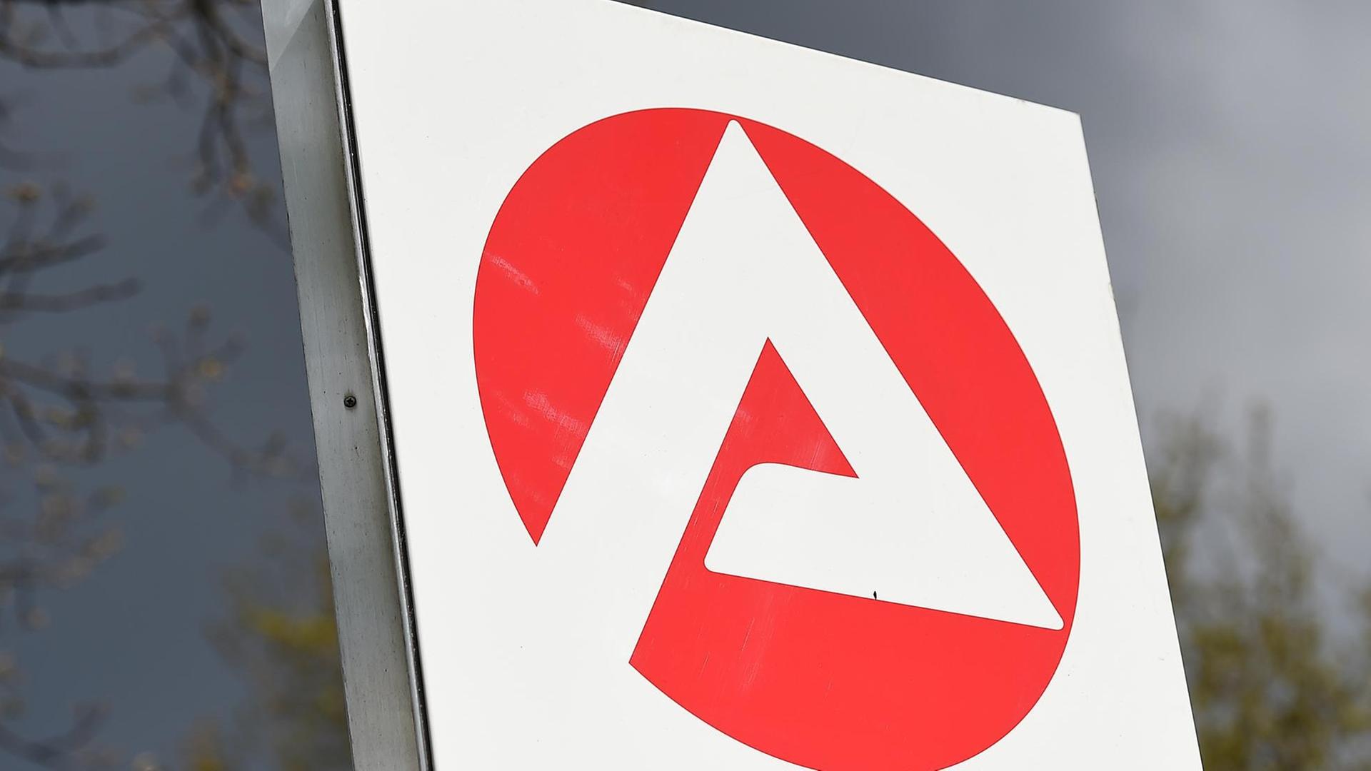 Agentur für Arbeit am 17.04.2017 in Essen ( Nordrhein-Westfalen ) Die Bundesagentur für Arbeit ( BA, ehemals Bundesanstalt für Arbeit, umgangssprachlich Arbeitsamt ) ist die Verwaltungsträgerin der deutschen Arbeitslosenversicherung mit Sitz in Nürnberg. Foto: Revierfoto Foto: Revierfoto/Revierfoto/dpa Agentur für Arbeit am 17.04.2017 in Essen ( Nordrhein-Westfalen ) Die Bundesagentur für Arbeit ( BA, ehemals Bundesanstalt für Arbeit, umgangssprachlich Arbeitsamt ) ist die Verwaltungsträgerin der deutschen Arbeitslosenversicherung mit Sitz in Nürnberg. Foto: Revierfoto Foto: Revierfoto/Revierfoto/dpa