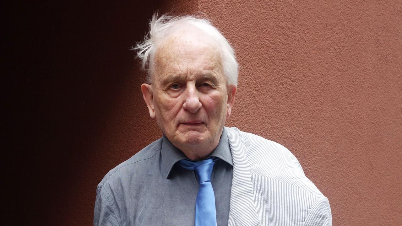 Der Autor Rolf Hochhuth bei einem Fototermin zum Theaterstück "Sommer 14" vor dem Theater Berliner Ensemble am Schiffbauerdamm in Berlin. Der Autor Rolf Hochhuth bei einem Fototermin zum Theaterstück "Sommer 14" vor dem Theater Berliner Ensemble am Schiffbauerdamm in Berlin.