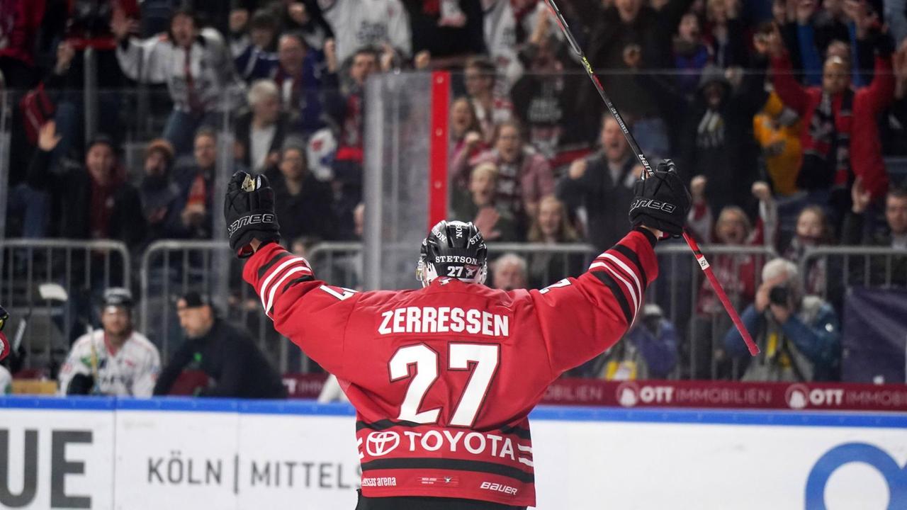 Kölns Eishockey-Spieler Pascal Zerressen vor Publikum beim Spiel der Kölner Haie gegen die Eisbären Berlin am 6. März 2020 in der Kölner Lanxessarena. Kölns Eishockey-Spieler Pascal Zerressen vor Publikum beim Spiel der Kölner Haie gegen die Eisbären Berlin am 6. März 2020 in der Kölner Lanxessarena.