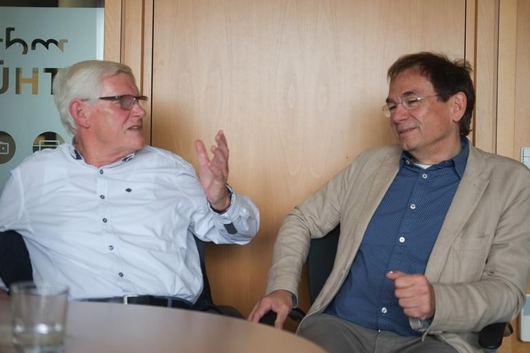 Hilmar Süß und Michael Wenkel, ehemals Redakteure im Sender Weimar des Rundfunks der DDR, sitzen an einem Tisch und unterhalten sich. Hilmar Süß und Michael Wenkel, ehemals Redakteure im Sender Weimar des Rundfunks der DDR, sitzen an einem Tisch und unterhalten sich.