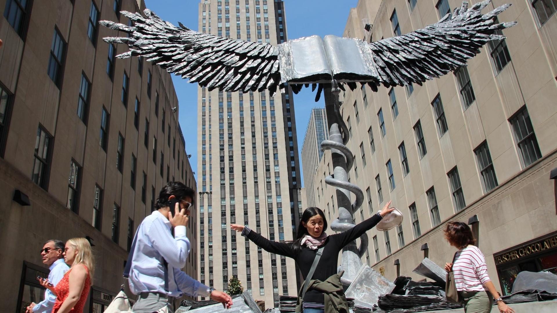 02.05.2018, USA, New York: Die Skulptur «Uraeus» von Anselm Kiefer steht vor dem Rockfeller Center. Vor dem Rockefeller Center in New York ist eine Skulptur des Künstlers Anselm Kiefer aufgestellt worden. Dutzende Menschen bestaunten und fotografierten die «Uraeus» betitelte Skulptur bereits direkt nach der offiziellen Einweihung am Mittwoch. (zu dpa «Skulptur von Anselm Kiefer vor dem Rockefeller Center aufgestellt» vom 02.05.2018) Foto: Christina Horsten/dpa | Verwendung weltweit 02.05.2018, USA, New York: Die Skulptur «Uraeus» von Anselm Kiefer steht vor dem Rockfeller Center. Vor dem Rockefeller Center in New York ist eine Skulptur des Künstlers Anselm Kiefer aufgestellt worden. Dutzende Menschen bestaunten und fotografierten die «Uraeus» betitelte Skulptur bereits direkt nach der offiziellen Einweihung am Mittwoch. (zu dpa «Skulptur von Anselm Kiefer vor dem Rockefeller Center aufgestellt» vom 02.05.2018) Foto: Christina Horsten/dpa | Verwendung weltweit