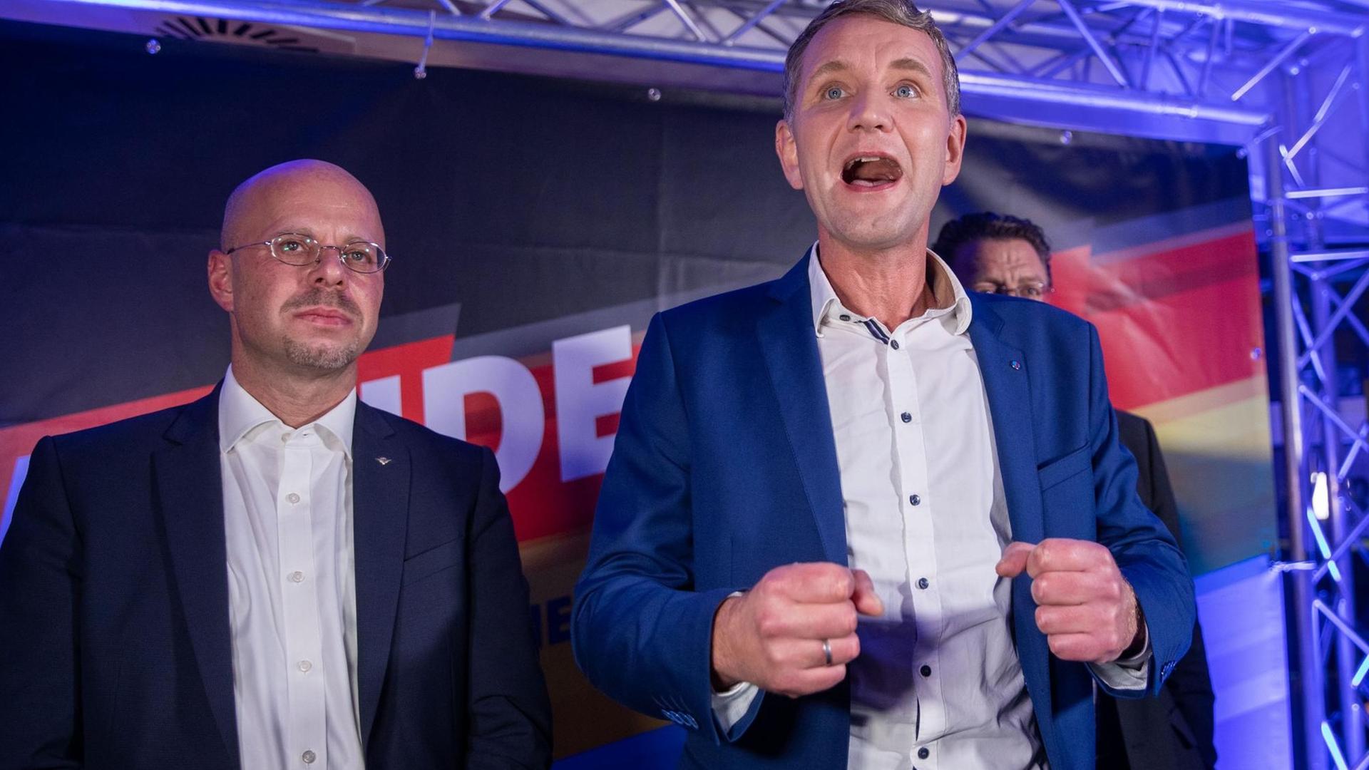 Björn Höcke, Spitzenkandidat der AfD bei der Landtagswahl in Thüringen, und Andreas Kalbitz (l) , Landesvorsitzender der AfD in Brandenburg stehen bei der Wahlparty der AfD auf der Bühne. Björn Höcke, Spitzenkandidat der AfD bei der Landtagswahl in Thüringen, und Andreas Kalbitz (l) , Landesvorsitzender der AfD in Brandenburg stehen bei der Wahlparty der AfD auf der Bühne.