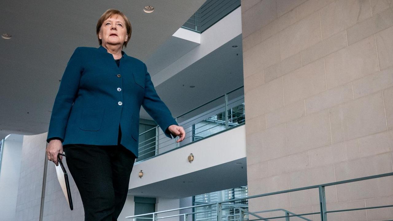 Bundeskanzlerin Angela Merkel geht durch das Foyer des Kanzleramtes, auf dem Weg zu einer Pressekonferenz.