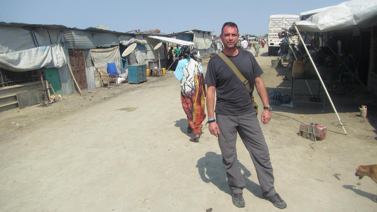 ARD-Korrespondent Björn Blaschke in einem Flüchtlingslager am Rand von Juba im Südsudan