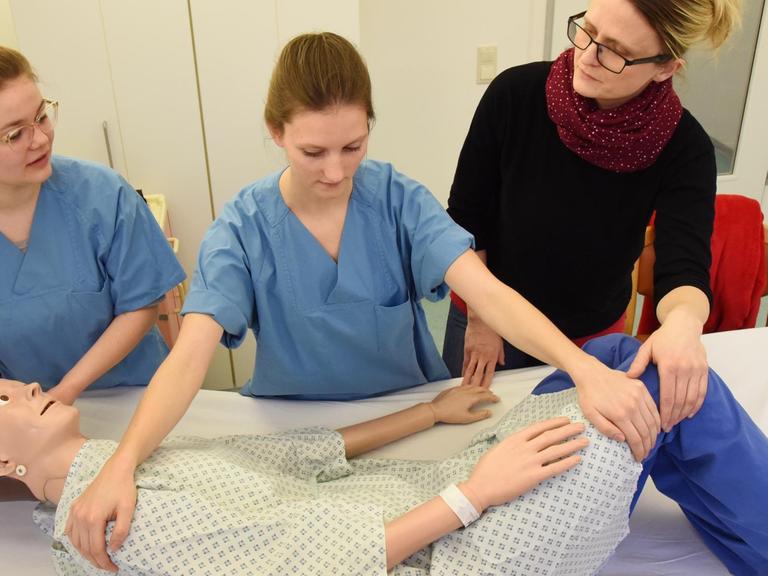 Pflegeausbildung an der Puppe in Sachsen-Anhalt