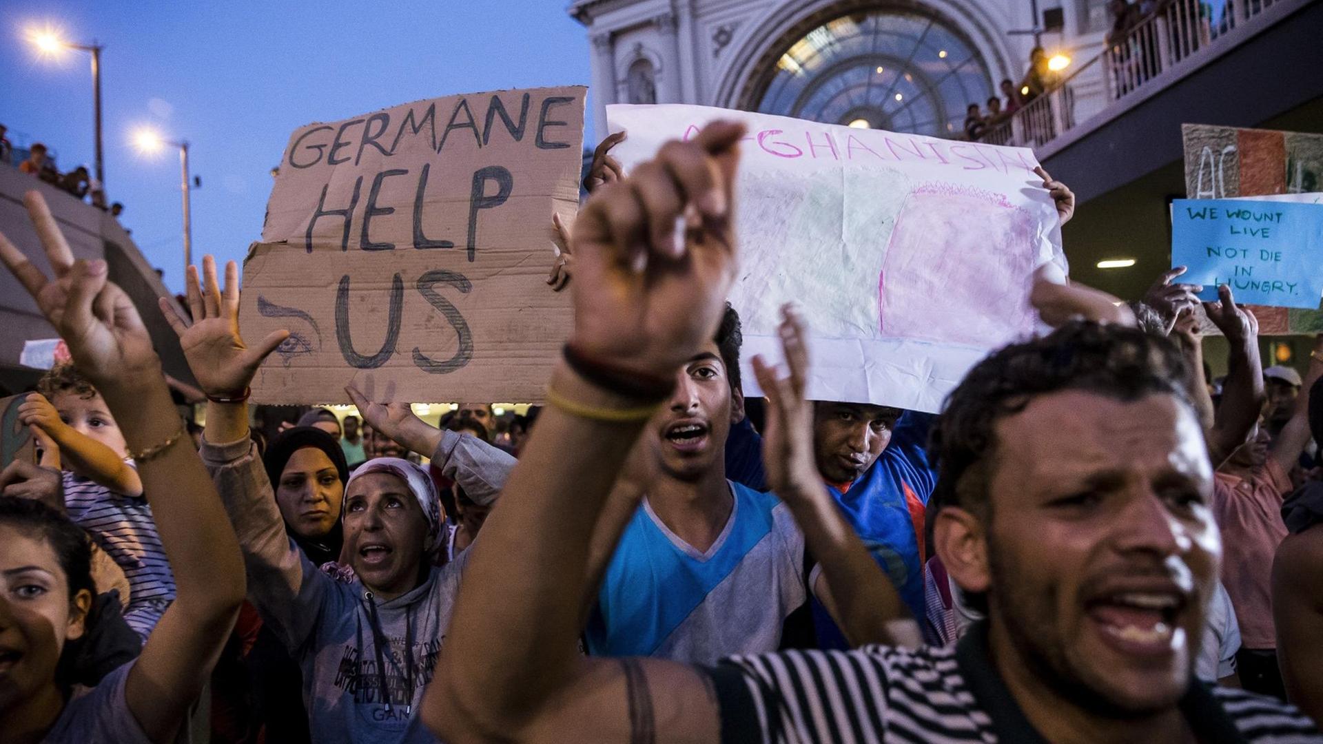 Geflüchtete demonstrieren am 30.8.2015 am Budapester Ostbahnhof Keleti gegen die ungarische Flüchtlingspolitik. Geflüchtete demonstrieren am 30.8.2015 am Budapester Ostbahnhof Keleti gegen die ungarische Flüchtlingspolitik.