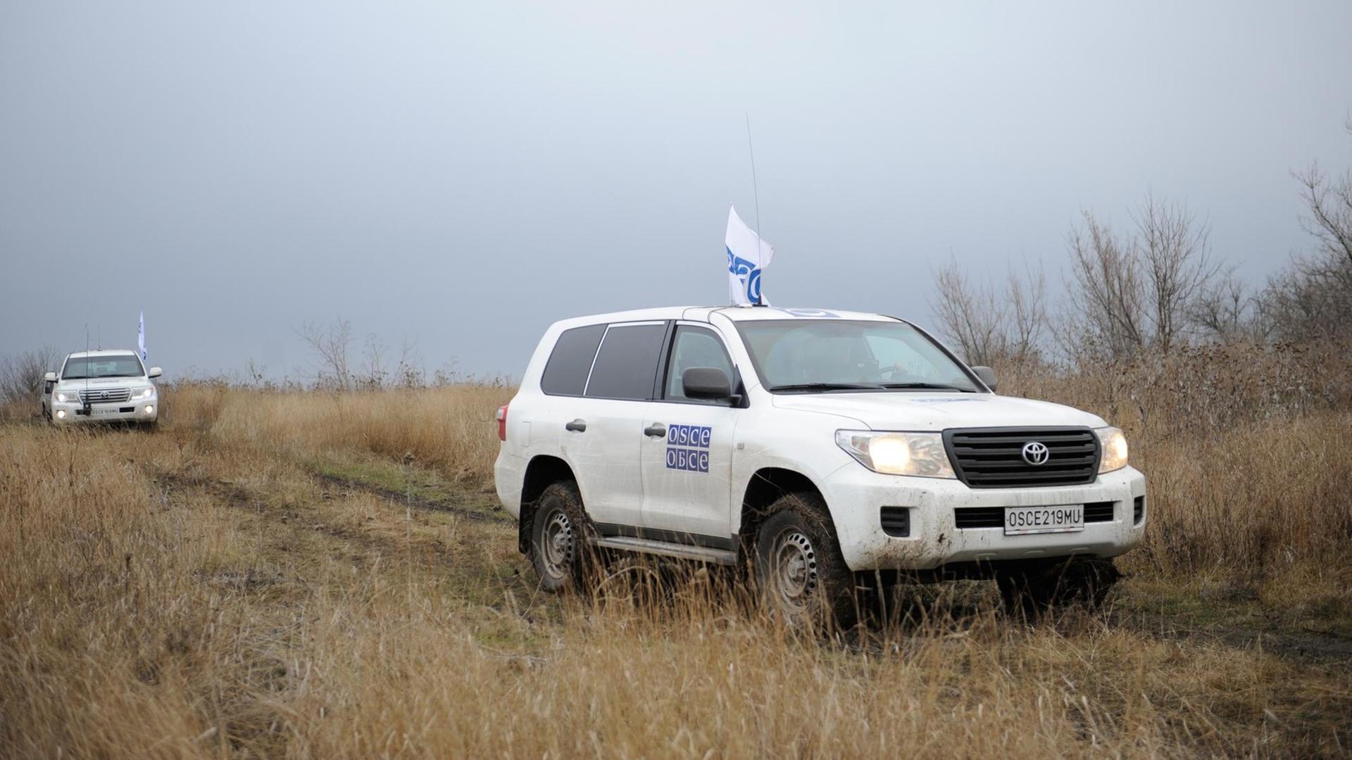 OSZE-Patrouille in der Region Donzek (Ost-Ukraine) am 26.12.2015. OSZE-Patrouille in der Region Donzek (Ost-Ukraine) am 26.12.2015.