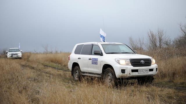 OSZE-Patrouille in der Region Donzek (Ost-Ukraine) am 26.12.2015.