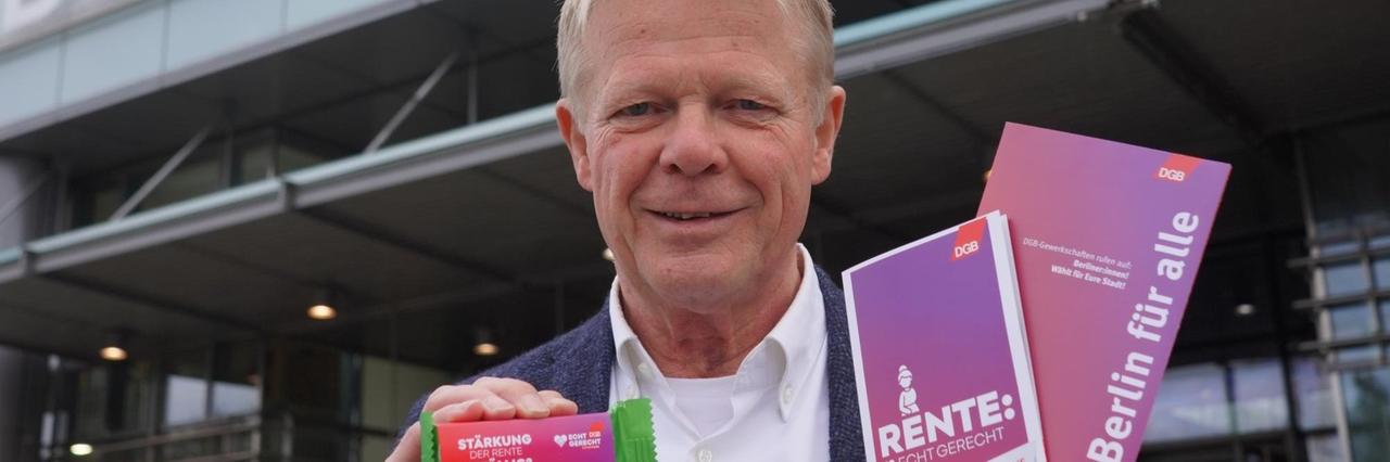 Reiner Hoffmann verteilt an einem Bahnhof Frühstücks-Riegel und Flyer zum Thema "Rente" an Reisende. Reiner Hoffmann verteilt an einem Bahnhof Frühstücks-Riegel und Flyer zum Thema "Rente" an Reisende.