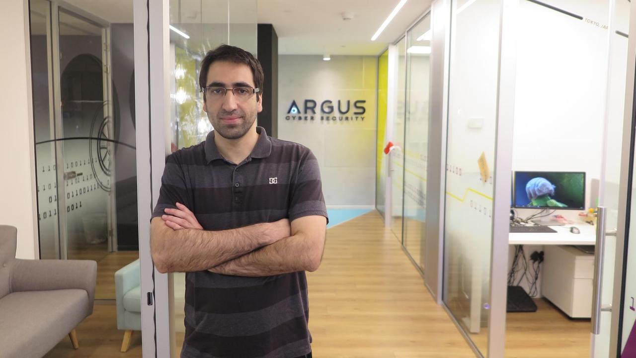 Der Computer-Experte Yaron Galula steht in den Büroräumen seiner Firma in Tel Aviv.