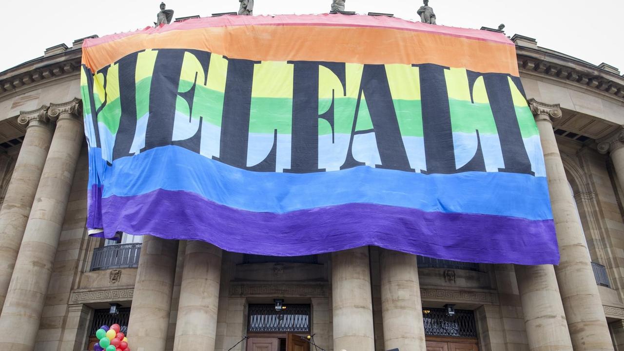 Unter dem Motto "Shakespeare in Love" veranstaltet die Oper Stuttgart am 28.02.2016 in Stuttgart (Baden-Württemberg) eine Gegenaktion gegen die "Demo für alle".