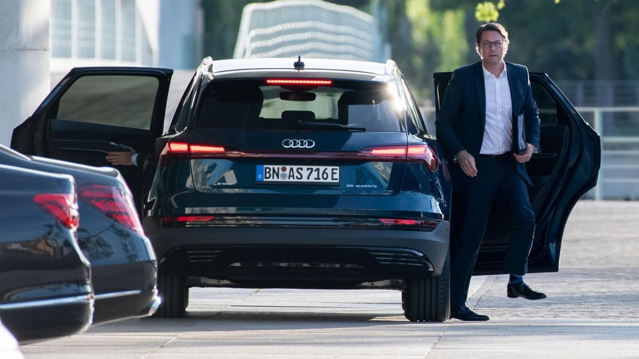 Andreas Scheuer (CSU), Bundesminister für Verkehr und digitale Infrastruktur, steigt aus einem Auto.