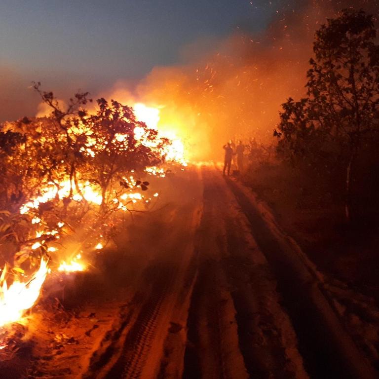Auf diesem vom Chico Mendes Institut zum Schutz der Artenvielfalt zur Verfügung gestellten Bild beobachtet eine Gruppe die Flammen bei einem Waldbrand im Naturpark Chapada dos Guimaraes.