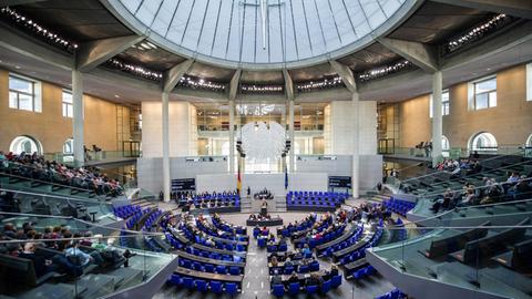 Bundesumweltministerin Barbara Hendricks (SPD) spricht am 29.04.2016 in Berlin im Bundestag zu den Abgeordneten.
