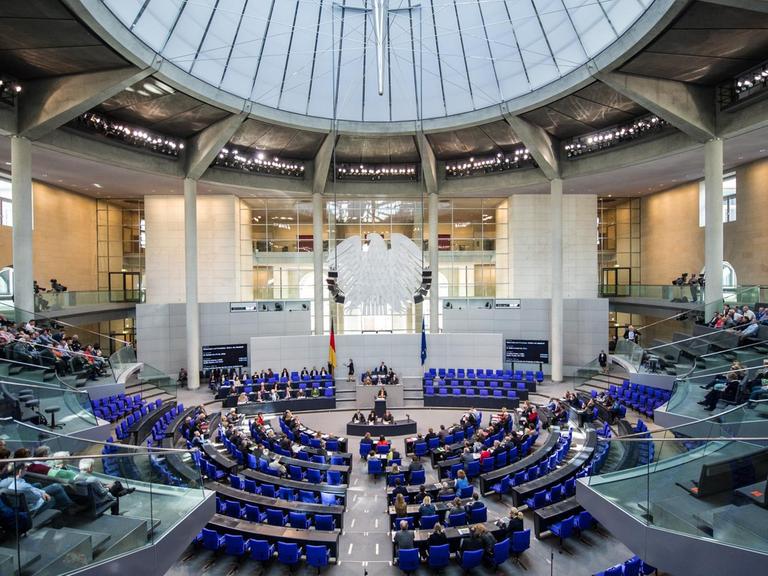 Bundesumweltministerin Barbara Hendricks (SPD) spricht am 29.04.2016 in Berlin im Bundestag zu den Abgeordneten.