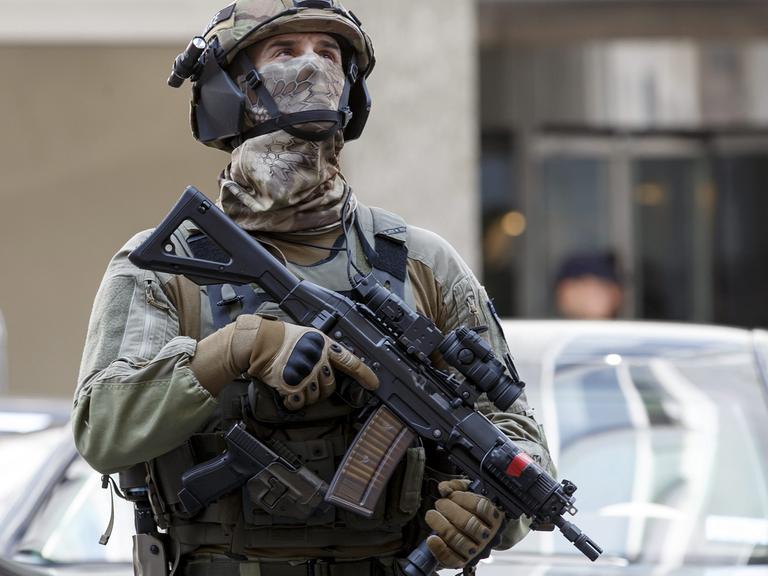 Ein bewaffneter Schweizer Polizist bewacht die Straße während der Syrien-Friedensgespräche in Genf.