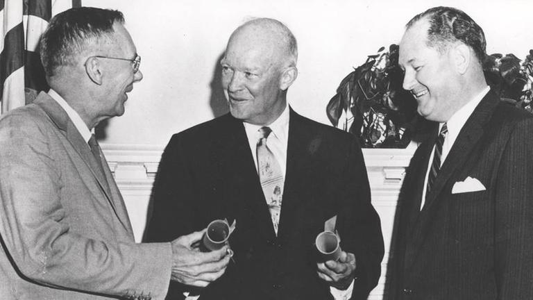 US-Präsident Eisenhower mit dem künftigen NASA-Chef Keith Glennan (links) und dessen Stellvertreter Hugh Dryden US-Präsident Eisenhower mit dem künftigen NASA-Chef Keith Glennan (links) und dessen Stellvertreter Hugh Dryden
